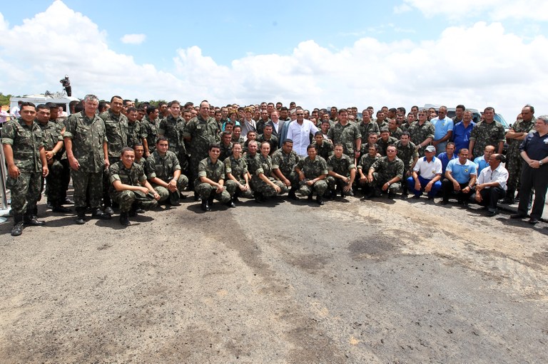 Presidenta  Dilma Rousseff posa para foto com trabalhadores do exército responsáveis pela construção da pista do  Aeroporto Internacional de São Gonçalo. São Gonçalo do Amarante - RN, 28/11/2011