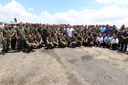 Presidenta  Dilma Rousseff posa para foto com trabalhadores do exército responsáveis pela construção da pista do  Aeroporto Internacional de São Gonçalo. São Gonçalo do Amarante - RN, 28/11/2011