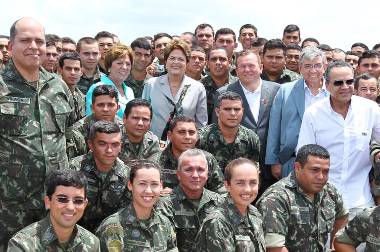Presidenta  Dilma Rousseff posa para foto com trabalhadores do exército responsáveis pela construção da pista do  Aeroporto Internacional de São Gonçalo. São Gonçalo do Amarante - RN, 28/11/2011