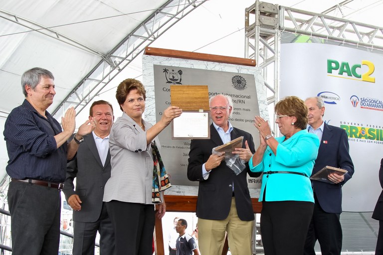 Presidenta Dilma Rousseff, durante cerimônia de assinatura do contrato de concessão do Aeroporto Internacional de São Gonçalo do Amarante. São Gonçalo do Amarante - RN, 28/11/2011