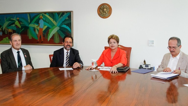 Presidenta Dilma Rousseff recebe Claude-Louis Gallien, Presidente da FISU, Agnelo Queiroz, Governador de Brasília e o Aldo Rebelo, Ministro do Esporte. Brasília - DF, 17/10/2013