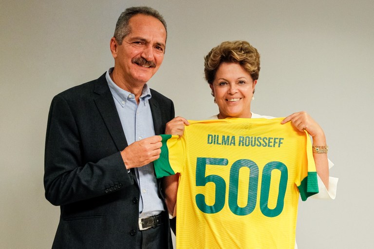 Presidenta Dilma Rousseff recebe camisa personalizada que marca 500 dias para o início dos jogos da Copa do Ministro do Esporte Aldo Rebelo. Brasília-DF, 31/01/2013 