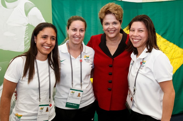 Presidenta Dilma Rousseff posa para fotos com Atletas Brasileiros no Crystal Palace. Londres - Inglaterra, 27/07/2012