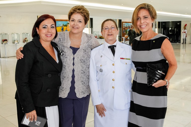 Presidenta Dilma Rousseff  posa para foto com a CF (RM1-T) Helena Peres a Contra-Almirante Dalva Maria Carvalho Mendes  e a CMG (RM1-Md) Sheila Aragão, da Marinha do Brasil,  durante almoço de confraternização com Oficiais-Generais das Forças Armadas. Brasília - DF, 20/12/2012