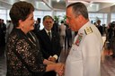 Presidenta Dilma Rousseff cumprimenta o comandantes da Marinha, almirante-de-esquadra Julio Soares de Moura Neto durante almoço de confraternização com os Oficiais-Generais das Forças Armadas, clube da aeronáutica. Brasília - DF, 19/12/2011