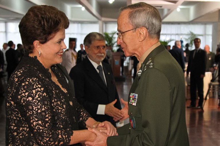 Presidenta Dilma Rousseff cumprimenta o comandante do Exército, general de Exército Enzo Martins Peri durante almoço de confraternização com os Oficiais-Generais das Forças Armadas, clube da aeronáutica. Brasília - DF, 19/12/2011