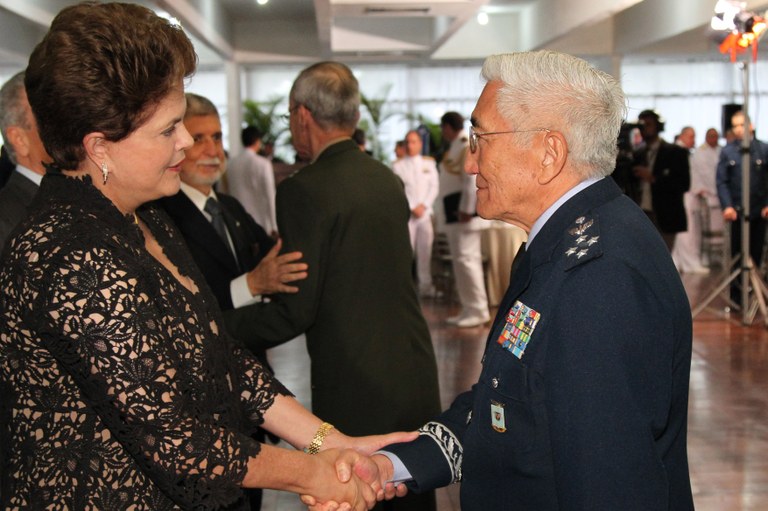 Presidenta Dilma Rousseff cumprimenta o comandante da Aeronáutica, tenente-brigadeiro-do-ar Juniti Saito durante almoço de confraternização com os Oficiais-Generais das Forças Armadas, clube da aeronáutica. Brasília - DF, 19/12/2011