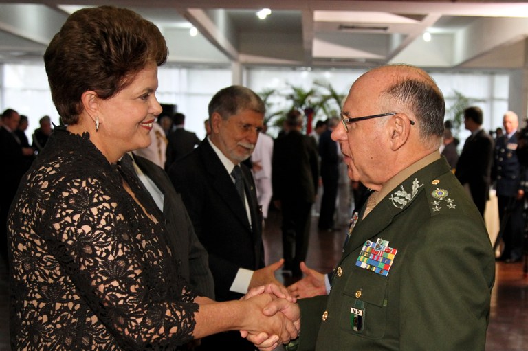  Presidenta Dilma Rousseff cumprimenta o chefe do Estado-Maior Conjunto das Forças Armadas, general de Exército José Carlos De Nardi durante almoço de confraternização com os Oficiais-Generais das Forças Armadas, clube da aeronáutica. Brasília - DF, 19/12/2011