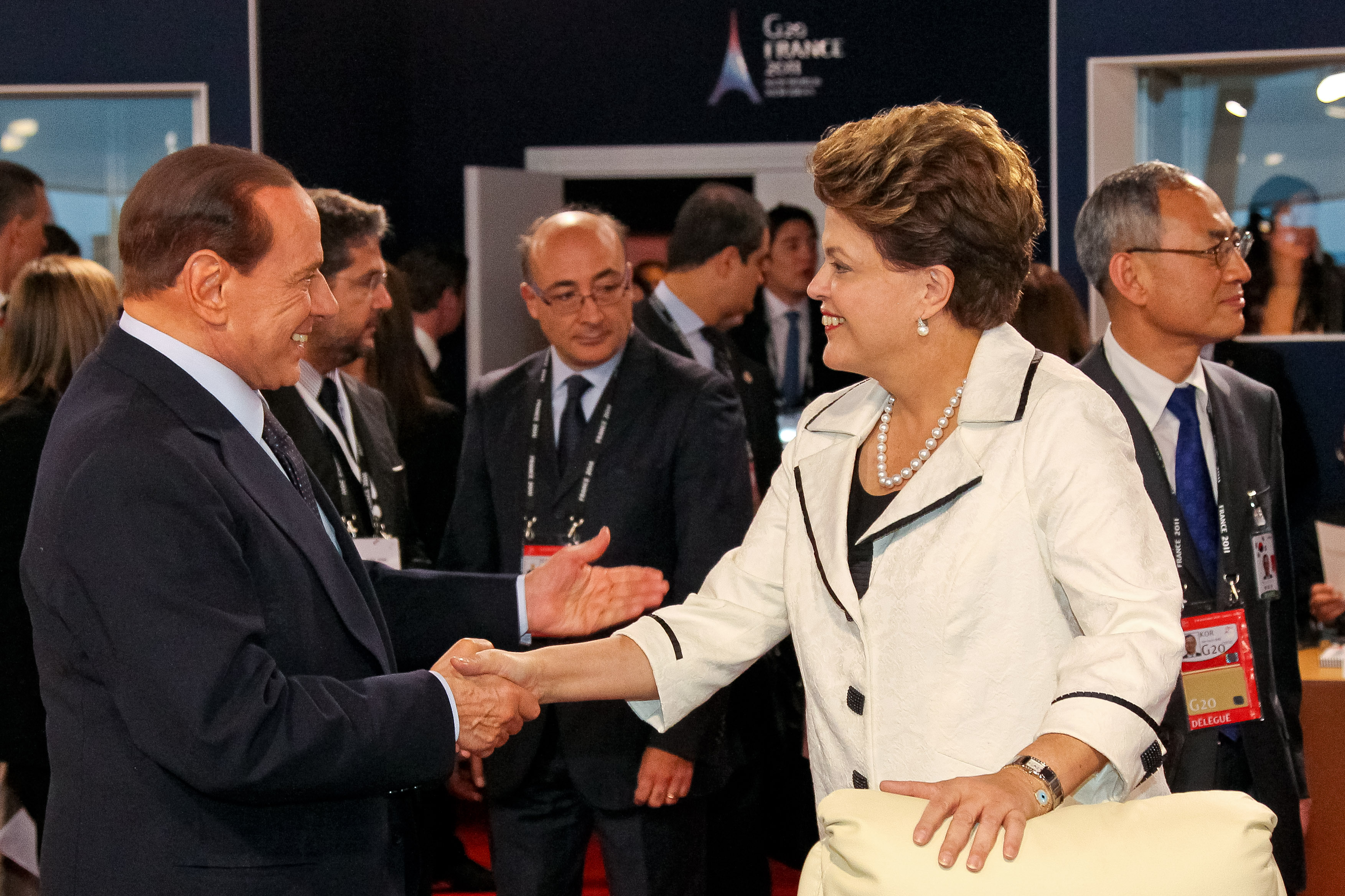 Presidenta Dilma Rousseff durante almoço de trabalho na Cúpula de Líderes do G20 cumprimenta o Primeiro-ministro da Itália Silvio Berlusconi. Cannes - França, 03/11/2011