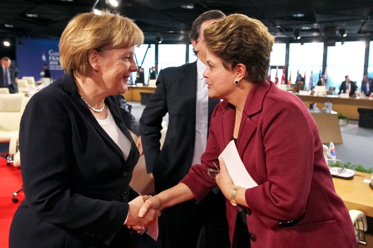 Presidenta Dilma Rousseff conversa com a primeira-ministra da Alemanha Angela Merkel durante almoço de trabalho na Cúpula de Líderes do G20. Cannes - França, 04/11/2011