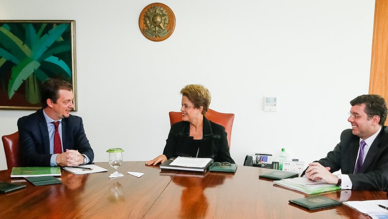 Presidenta Dilma Rousseff e o Ministro Interino do Esporte, Ricardo Leyser durante encontro com Andrew Parsons, Presidente do Comitê Paralímpico Brasileiro. Brasília-DF, 13/05/2015