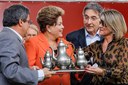 Presidenta Dilma Rousseff recebe das mãos do Professor Helvécio, Prefeito de São João Del Rei - MG, e da  Senhora Adriana Cassia Teixeira de Lacerda, uma lembrança durante a cerimônia de anúncio da seleção de obras do "PAC Cidades Históricas". São João Del Rei - MG, 20/08/2013