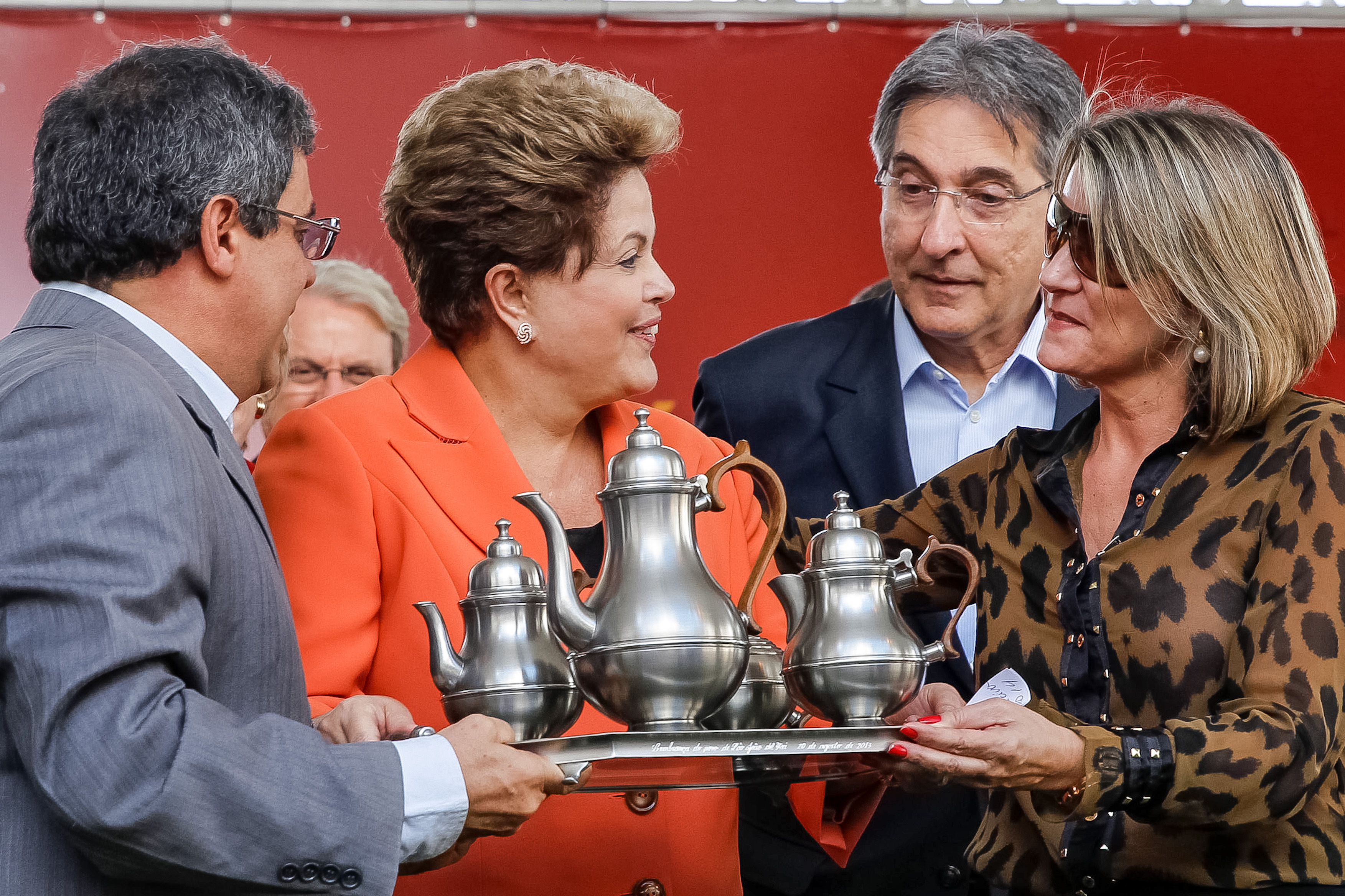 Presidenta Dilma Rousseff recebe das mãos do Professor Helvécio, Prefeito de São João Del Rei - MG, e da  Senhora Adriana Cassia Teixeira de Lacerda, uma lembrança durante a cerimônia de anúncio da seleção de obras do "PAC Cidades Históricas". São João Del Rei - MG, 20/08/2013