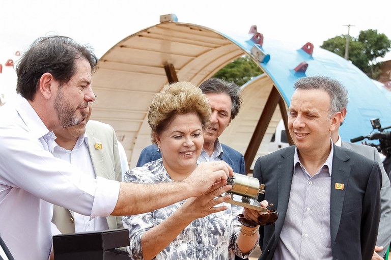 Presidenta Dilma Rousseff durante visita ao site de armazenagem de tuneladoras, no pátio de obras da linha Leste da estação Chico da Silva. Fortaleza-CE, 22/11/2013