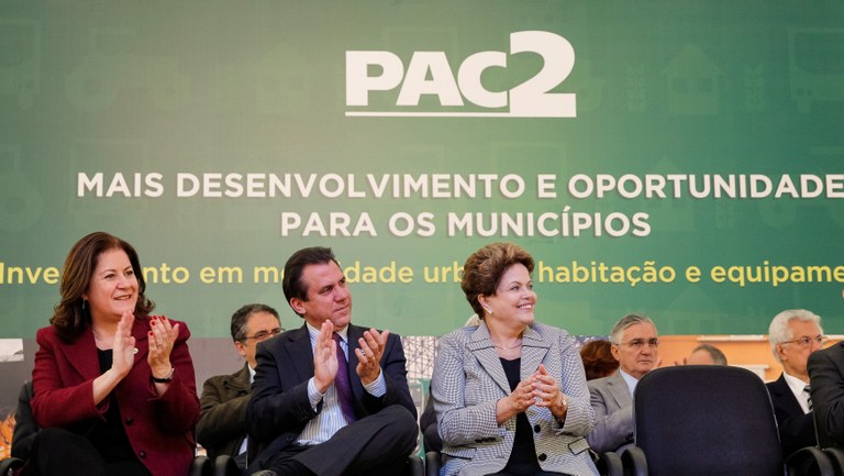 Presidenta Dilma Rousseff durante cerimônia de anúncio de investimentos do PAC para cidades do ABC e entrega de 100 máquinas retroescavadeiras a municípios de São Paulo. São Bernardo do Campo - SP, 19/08/2013