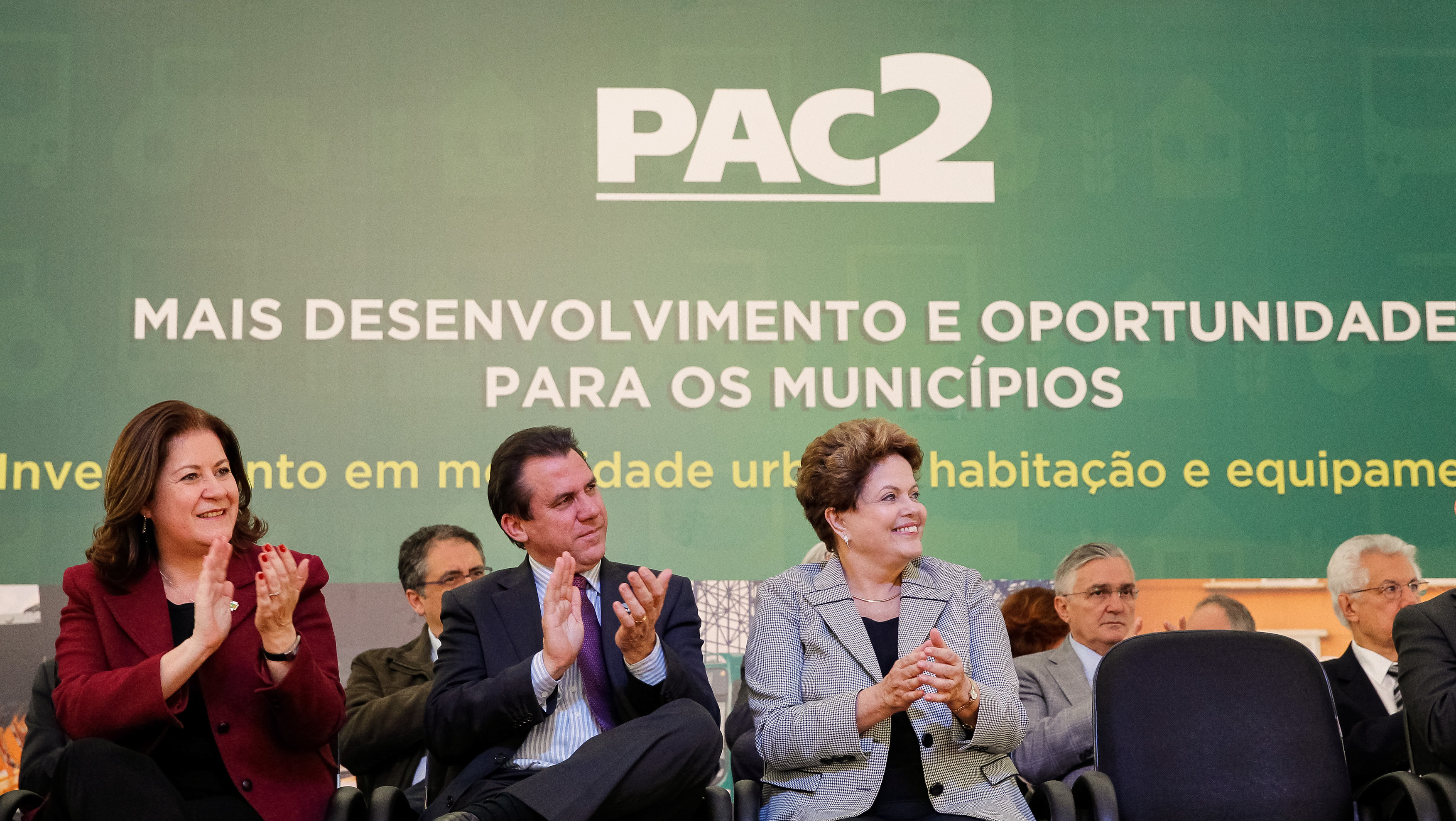 Presidenta Dilma Rousseff durante cerimônia de anúncio de investimentos do PAC para cidades do ABC e entrega de 100 máquinas retroescavadeiras a municípios de São Paulo. São Bernardo do Campo - SP, 19/08/2013