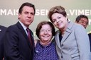 Presidenta Dilma Rousseff posa para foto com a prefeita de Piquete-SP, Ana Maria Gouvêa durante cerimônia de anúncio de investimentos do PAC para cidades do ABC e entrega de 100 máquinas retroescavadeiras a municípios de São Paulo. São Bernardo do Campo - SP, 19/08/2013
