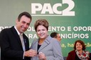 Presidenta Dilma Rousseff posa para foto com prefeitos durante cerimônia de anúncio de investimentos do PAC para cidades do ABC e entrega de 100 máquinas retroescavadeiras a municípios de São Paulo. São Bernardo do Campo - SP, 19/08/2013