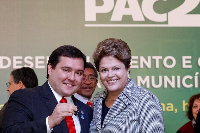 Presidenta Dilma Rousseff posa para foto com prefeitos durante cerimônia de anúncio de investimentos do PAC para cidades do ABC e entrega de 100 máquinas retroescavadeiras a municípios de São Paulo. São Bernardo do Campo - SP, 19/08/2013