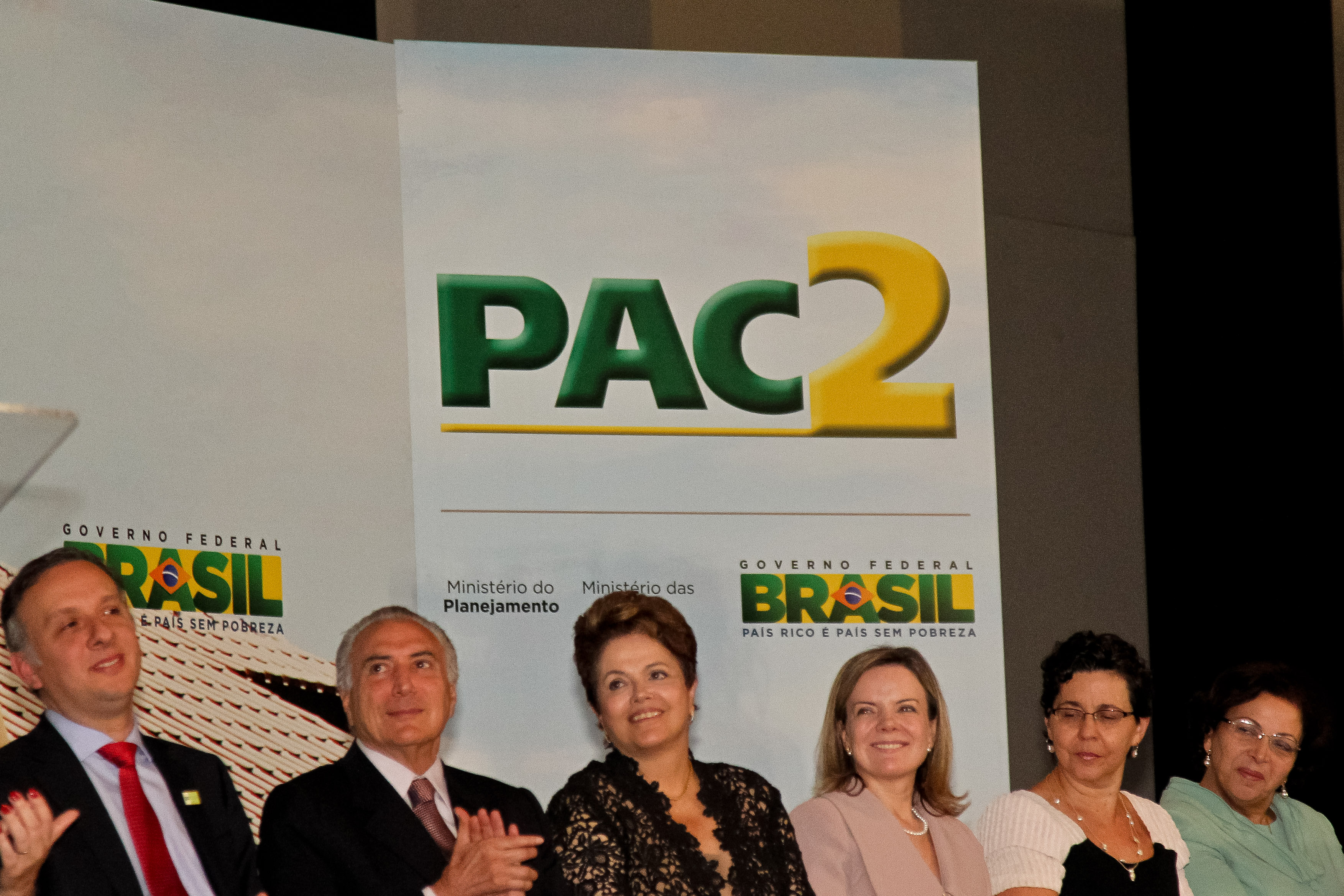 Presidenta Dilma Rousseff durante a cerimônia de anúncio do resultado da seleção de propostas do Minha Casa, Minha Vida 2 para municípios de até 50 mil habitantes. Brasília - DF, 12/04/2012