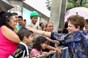 Presidenta Dilma Rousseff cumprimenta populares durante visita a estação de metrô Rachel de Queiroz. Maracanaú - CE, 27/02/2012