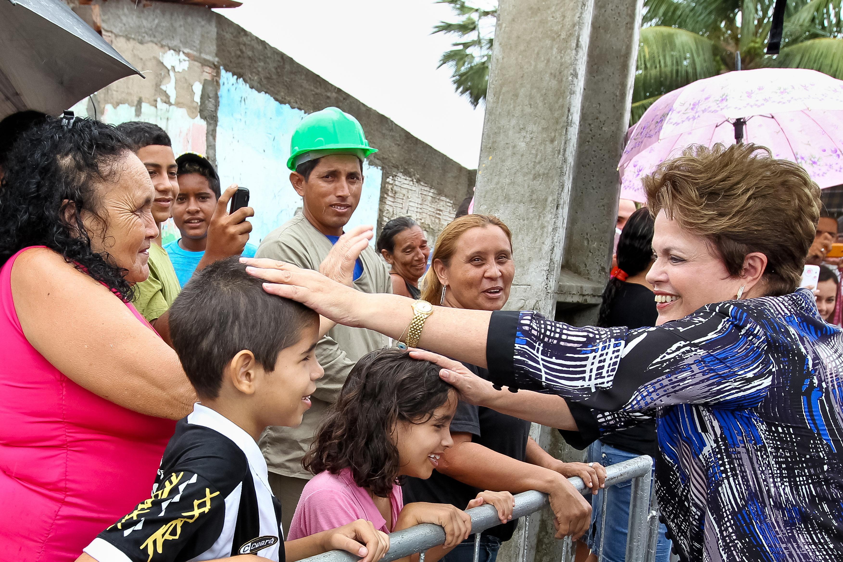 Presidenta Dilma Rousseff cumprimenta populares durante visita a estação de metrô Rachel de Queiroz. Maracanaú - CE, 27/02/2012
