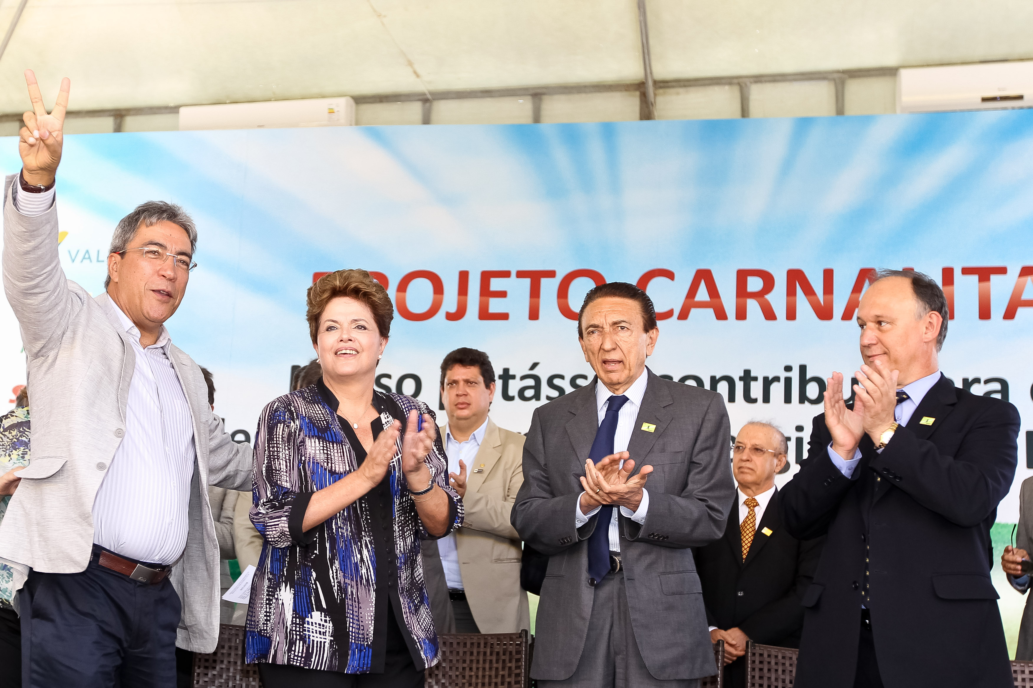  Presidenta Dilma Rousseff durante a cerimônia de assinatura de contrato entre a Petrobras e a Vale para arrendamento das reservas de potássio no estado de Sergipe. Rosário do Catete - SE, 23/04/2012