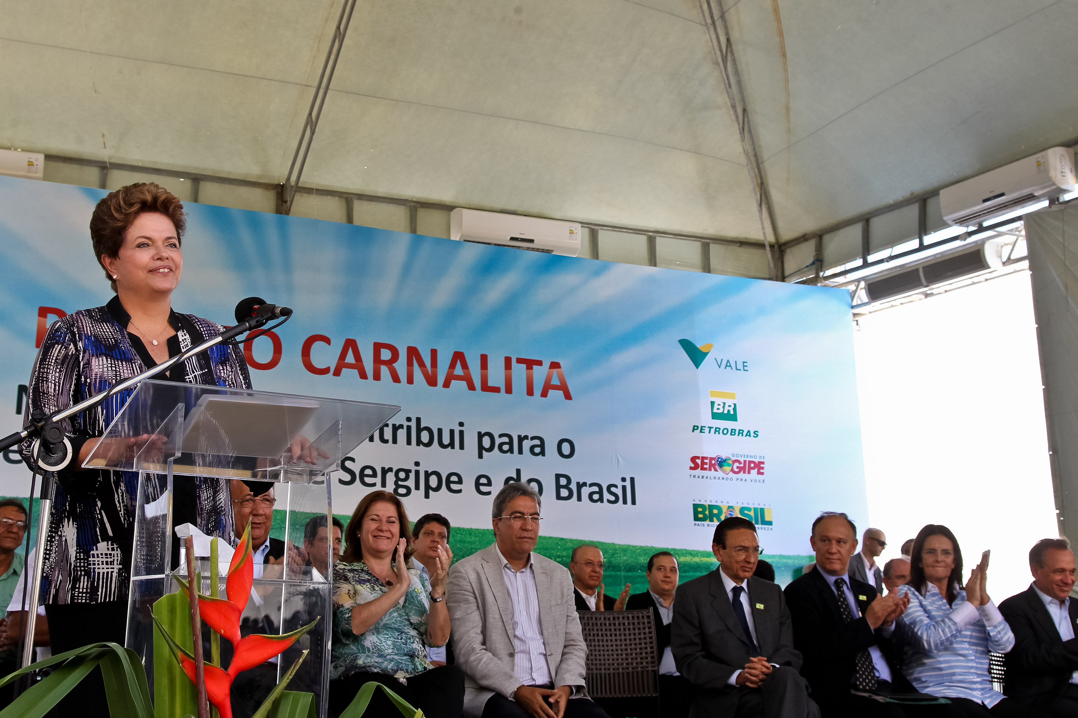 Presidenta Dilma Rousseff durante a cerimônia de assinatura de contrato entre a Petrobras e a Vale para arrendamento das reservas de potássio no estado de Sergipe. Rosário do Catete - SE, 23/04/2012