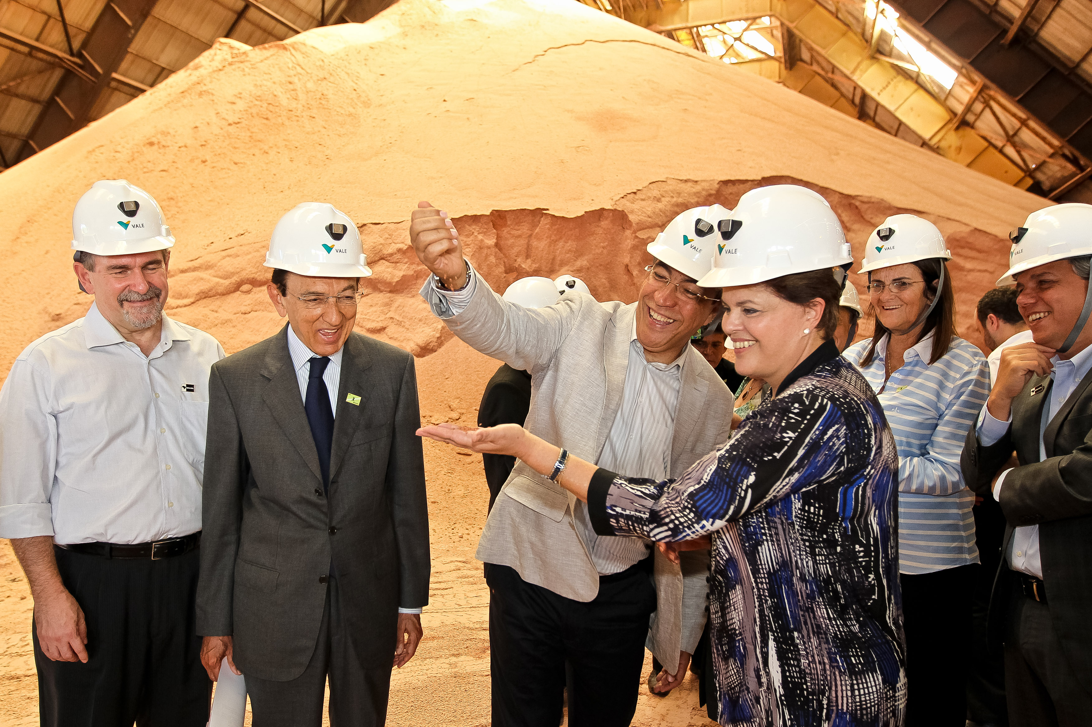 Presidenta Dilma Rousseff durante a cerimônia de assinatura de contrato entre a Petrobras e a Vale para arrendamento das reservas de potássio no estado de Sergipe. Rosário do Catete - SE, 23/04/2012