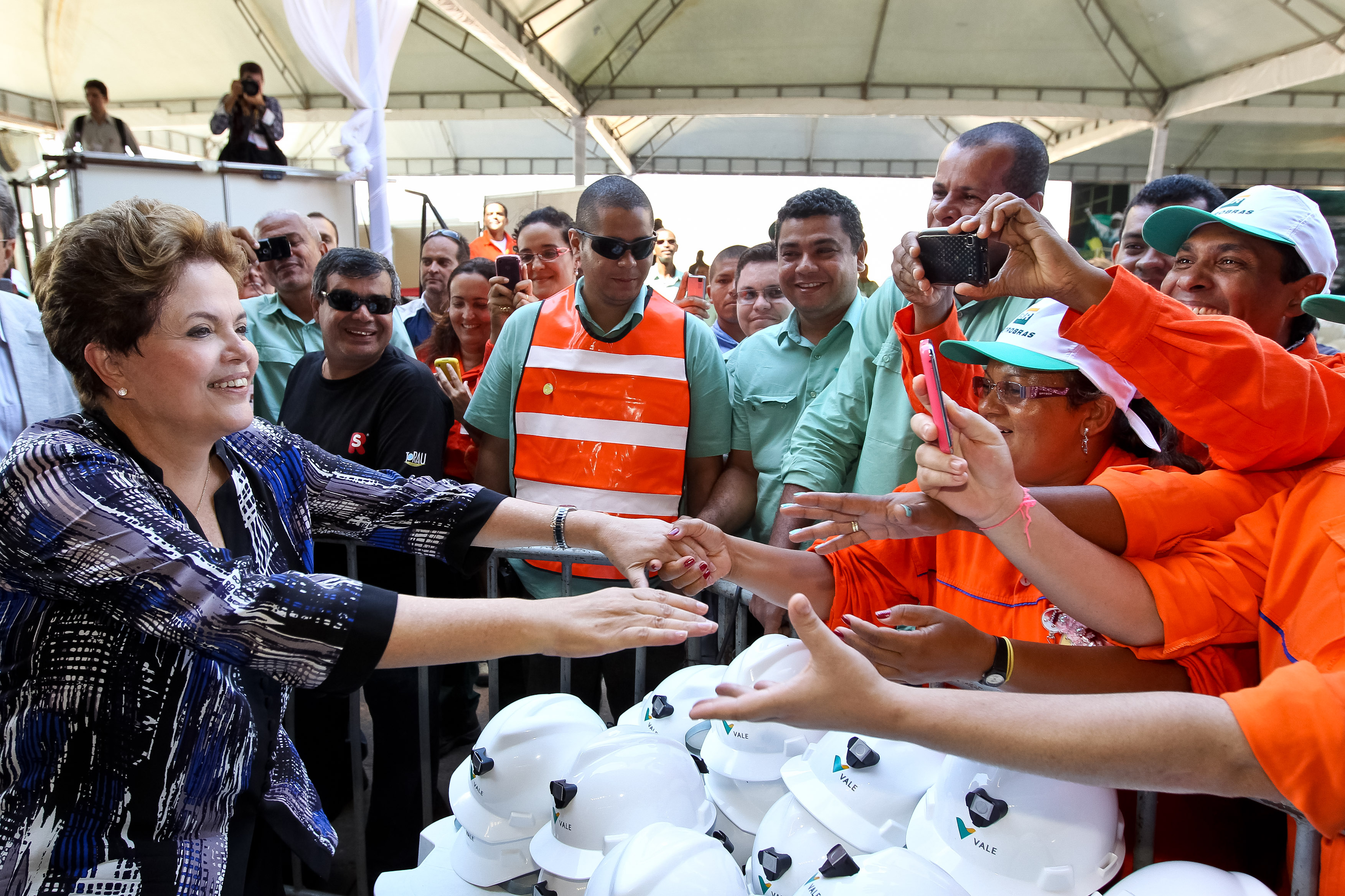Presidenta Dilma Rousseff durante a cerimônia de assinatura de contrato entre a Petrobras e a Vale para arrendamento das reservas de potássio no estado de Sergipe. Rosário do Catete - SE, 23/04/2012
