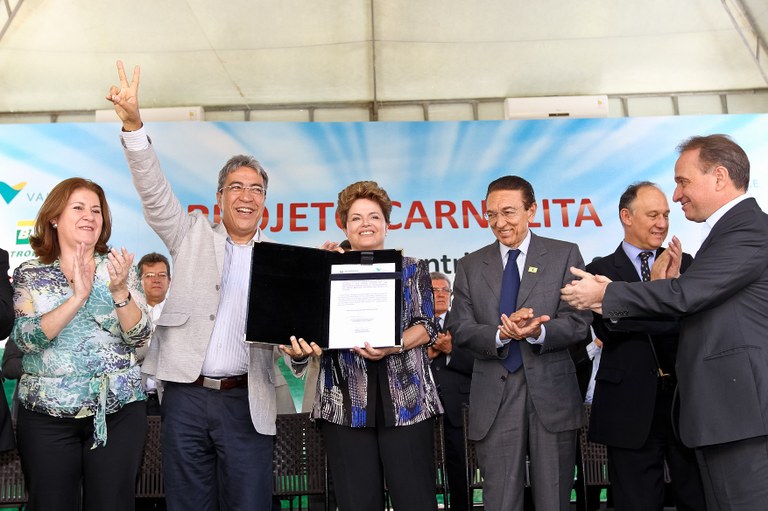 Presidenta Dilma Rousseff durante a cerimônia de assinatura de contrato entre a Petrobras e a Vale para arrendamento das reservas de potássio no estado de Sergipe. Rosário do Catete - SE, 23/04/2012