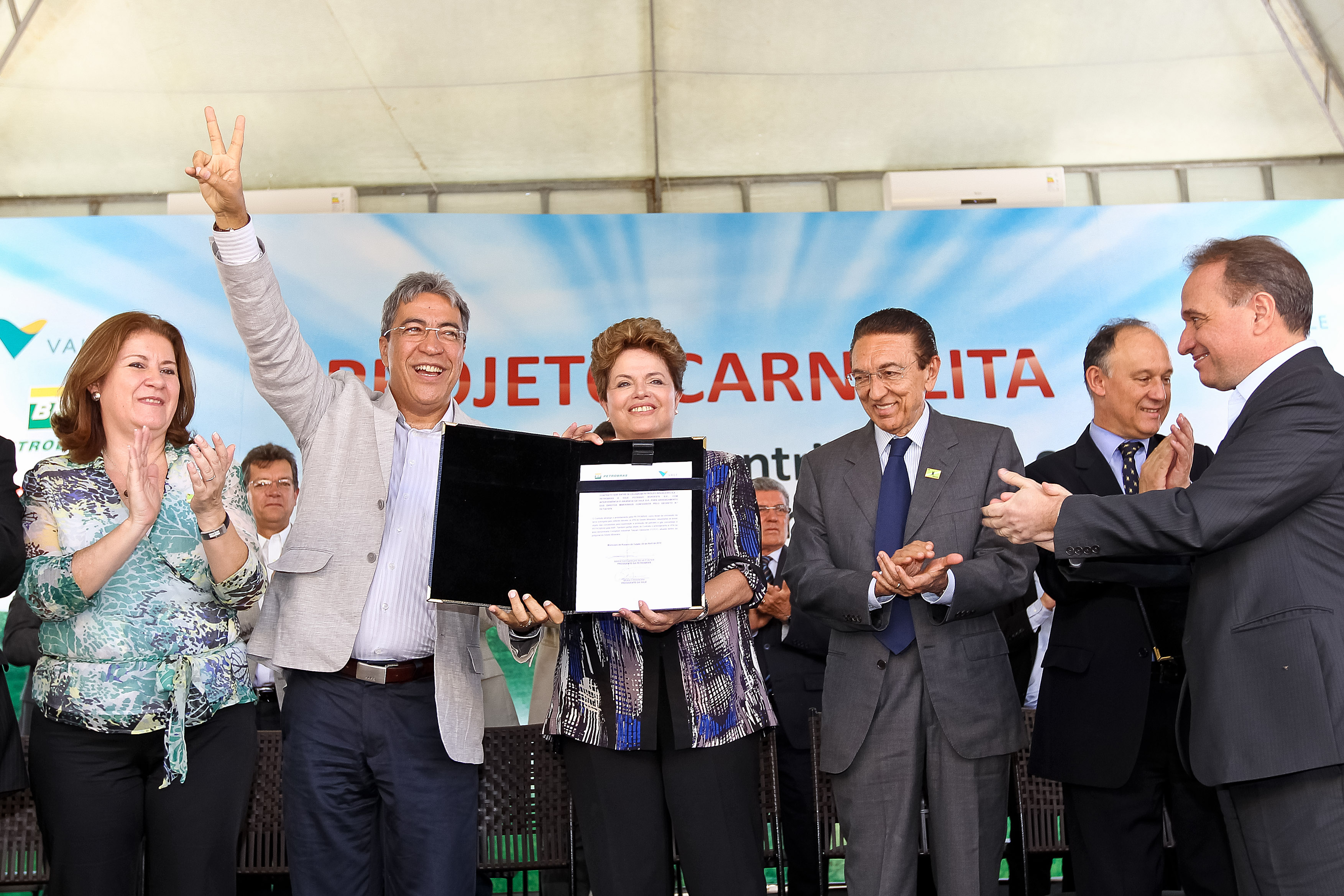 Presidenta Dilma Rousseff durante a cerimônia de assinatura de contrato entre a Petrobras e a Vale para arrendamento das reservas de potássio no estado de Sergipe. Rosário do Catete - SE, 23/04/2012
