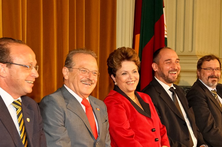 Presidenta Dilma Rousseff durante cerimônia de assinatura do acordo de encerramento e litígio judicial entre a União e a companhia estadual de energia elétrica (CEEE), no palácio Piratini. Porto Alegre - RS, 26/01/2012