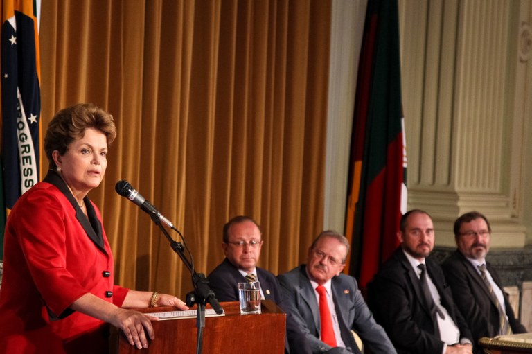 Presidenta Dilma Rousseff durante cerimônia de assinatura do acordo de encerramento e litígio judicial entre a União e a companhia estadual de energia elétrica (CEEE), no palácio Piratini. Porto Alegre - RS, 26/01/2012