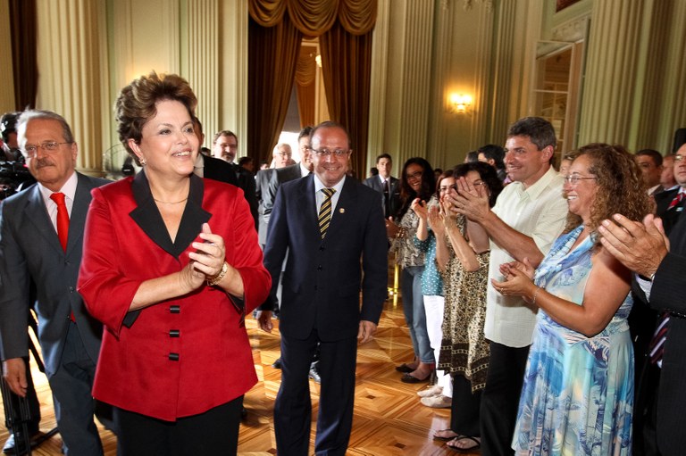 Presidenta Dilma Rousseff durante cerimônia de assinatura do acordo de encerramento e litígio judicial entre a União e a companhia estadual de energia elétrica (CEEE), no palácio Piratini. Porto Alegre - RS, 26/01/2012
