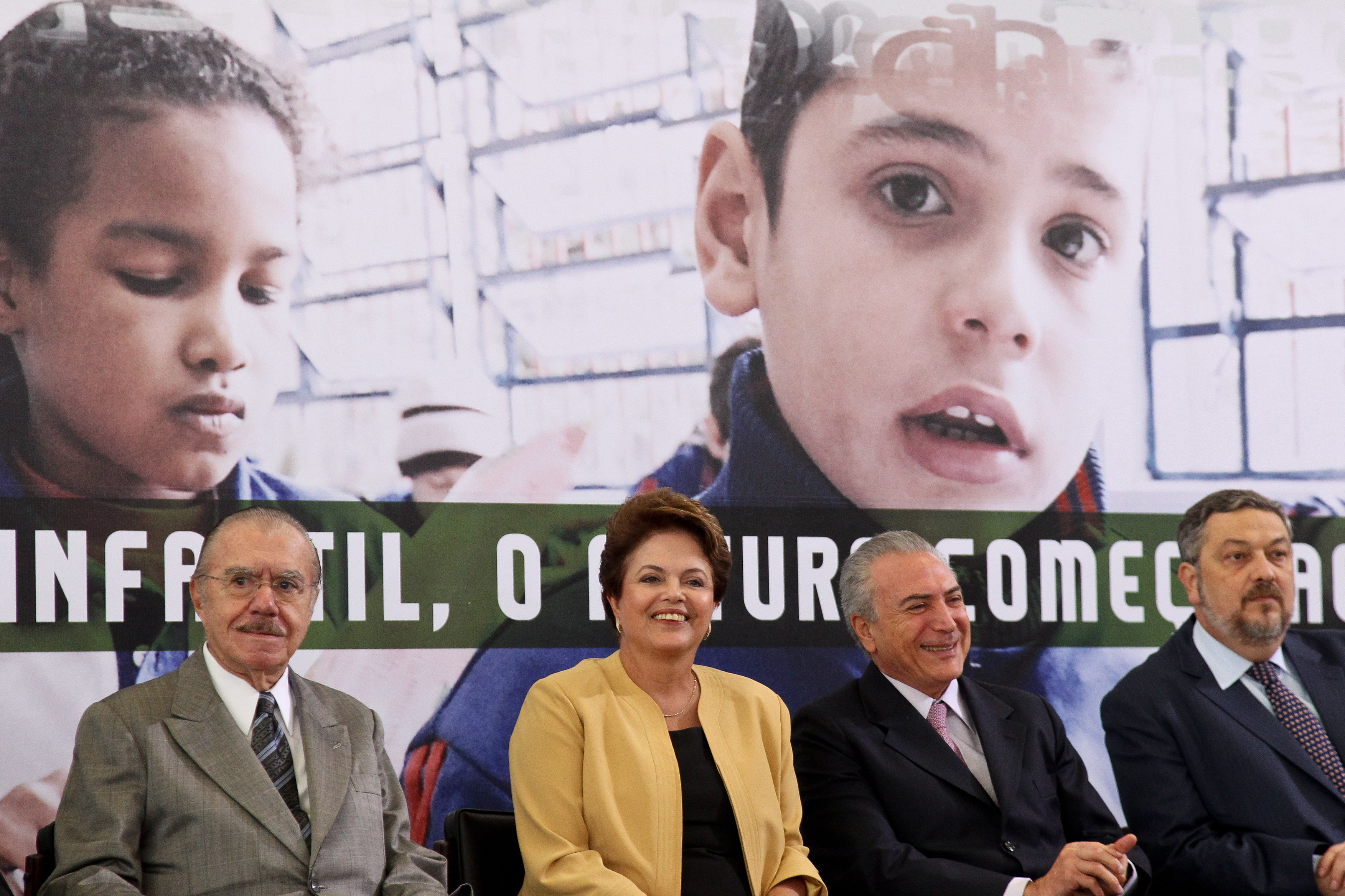 Presidenta Dilma Rousseff, o vice-presidente Michel Temer, o presidente do Senado José Sarney e o ministro Antonio Palocci, durante cerimônia no Palácio do Planalto. Brasília-DF, 24/03/2011 