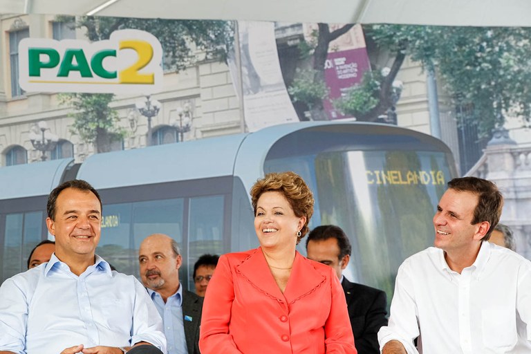 Presidenta Dilma Rouseff durante cerimônia de assinatura de contrato para construção e operação do veículo leve sobre trilhos (VLT) nas áreas central e portuária do Rio de Janeiro. Rio de Janeiro - RJ, 14/06/2013