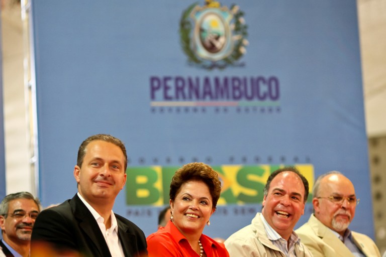 Presidenta Dilma Rousseff participa da cerimônia de assinaturas de ordens de serviço das barragens de Panelas e Gatos, do convênio da barragem de Serro Azul e de contratos de financiamento de contrapartidas para o programa Minha Casa, Minha Vida (Cupira-PE, 30/08/2011)