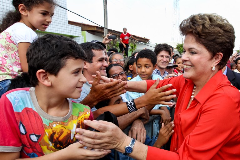 Presidenta Dilma Rousseff cumprimenta moradores após a cerimônia de assinaturas de ordens de serviço das barragens de Panelas e Gatos, do convênio da barragem de Serro Azul e de contratos de financiamento de contrapartidas para o programa Minha Casa, Minha Vida. (Cupira-PE, 30/08/2011).