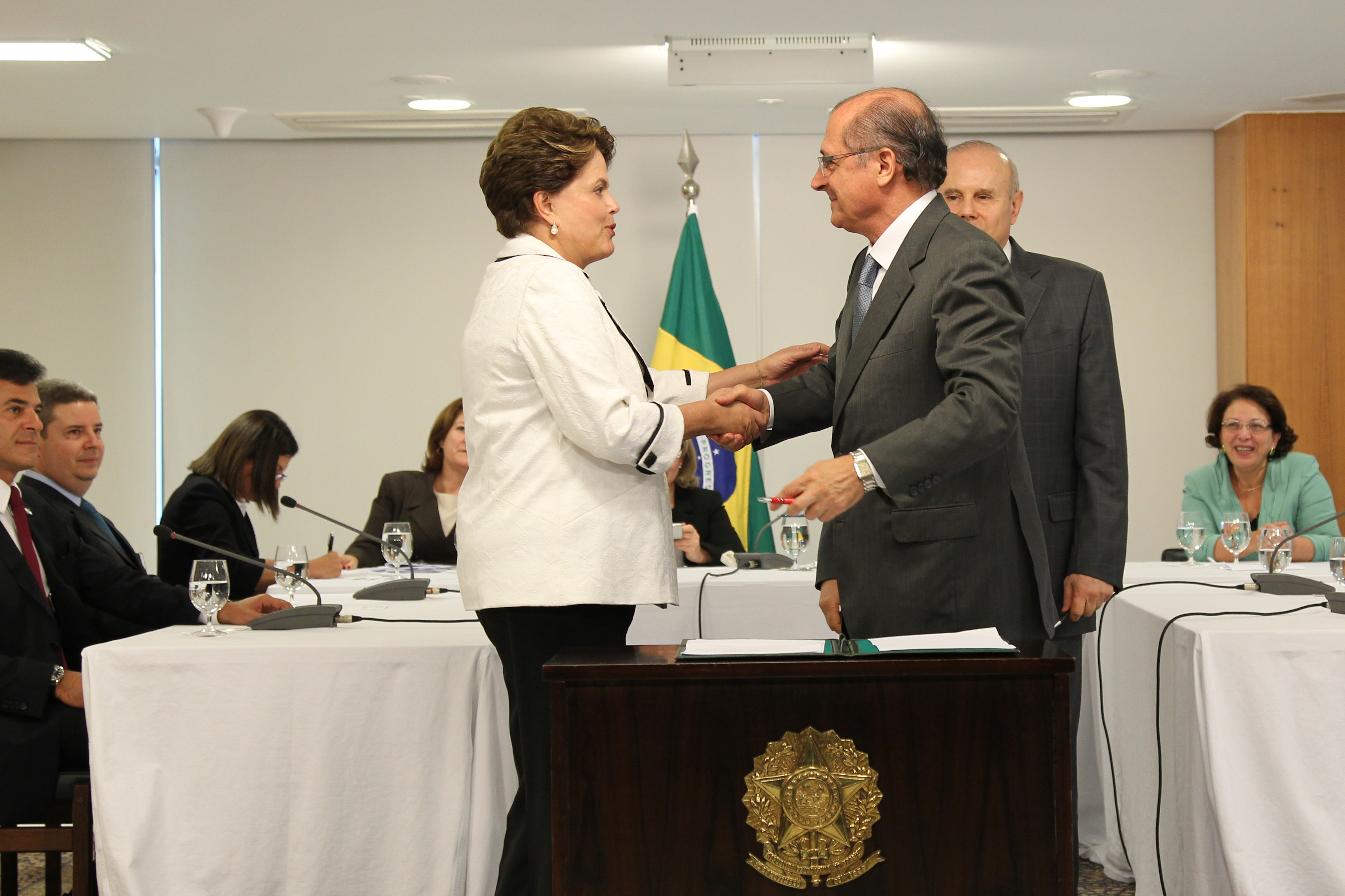 Presidenta Dilma Rousseff e o Governador de São Paulo Geraldo Alckmin durante assinatura de termo de entendimento para ampliação de crédito fiscal dos estados de AL, MA, MG, PR, RJ, RS e SP.  Brasília - DF, 10/11/2011