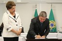 Presidenta Dilma Rousseff e o Governador de Minas Gerais Antonio Anastasia durante assinatura de termo de entendimento para ampliação de crédito fiscal dos estados de AL, MA, MG, PR, RJ, RS e SP.  Brasília - DF, 10/11/2011