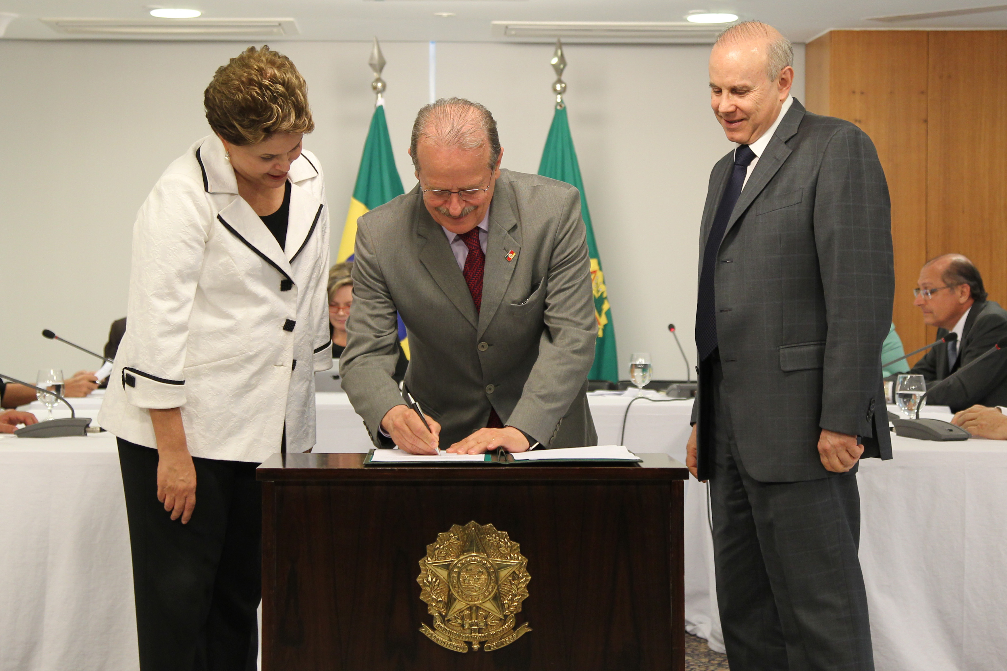 Presidenta Dilma Rousseff e o Governador do Rio Grande do Sul Tarso Genro durante assinatura de termo de entendimento para ampliação de crédito fiscal dos estados de AL, MA, MG, PR, RJ, RS e SP. Brasília - DF, 10/11/2011