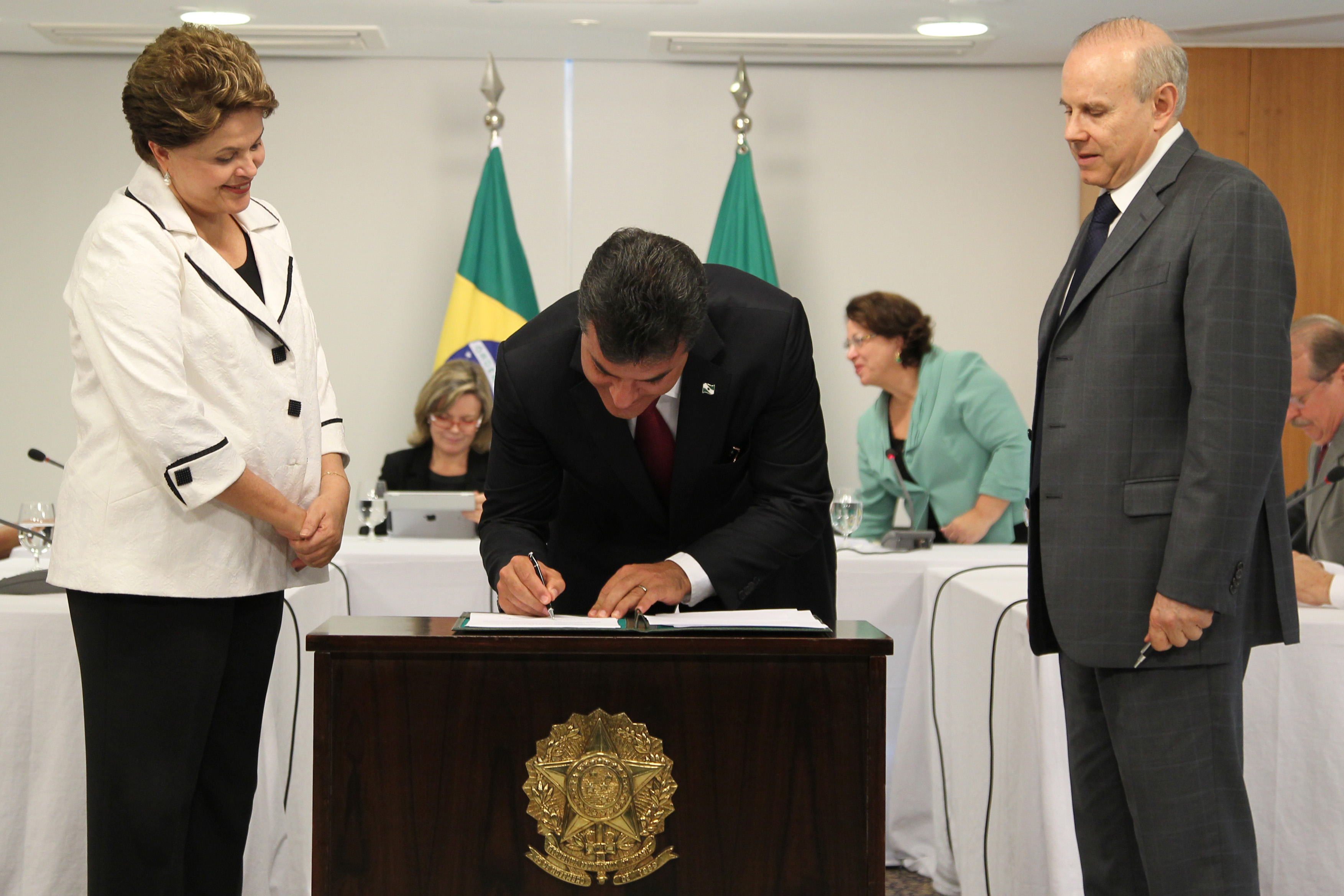 Presidenta Dilma Rousseff e o Governador do Paraná Beto Richa durante assinatura de termo de entendimento para ampliação de crédito fiscal dos estados de AL, MA, MG, PR, RJ, RS e SP.  Brasília - DF, 10/11/2011