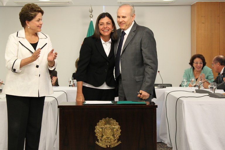 Presidenta Dilma Rousseff e a Governadora do Maranhão Roseana Sarney durante assinatura de termo de entendimento para ampliação de crédito fiscal dos estados de AL, MA, MG, PR, RJ, RS e SP. Brasília - DF, 10/11/2011