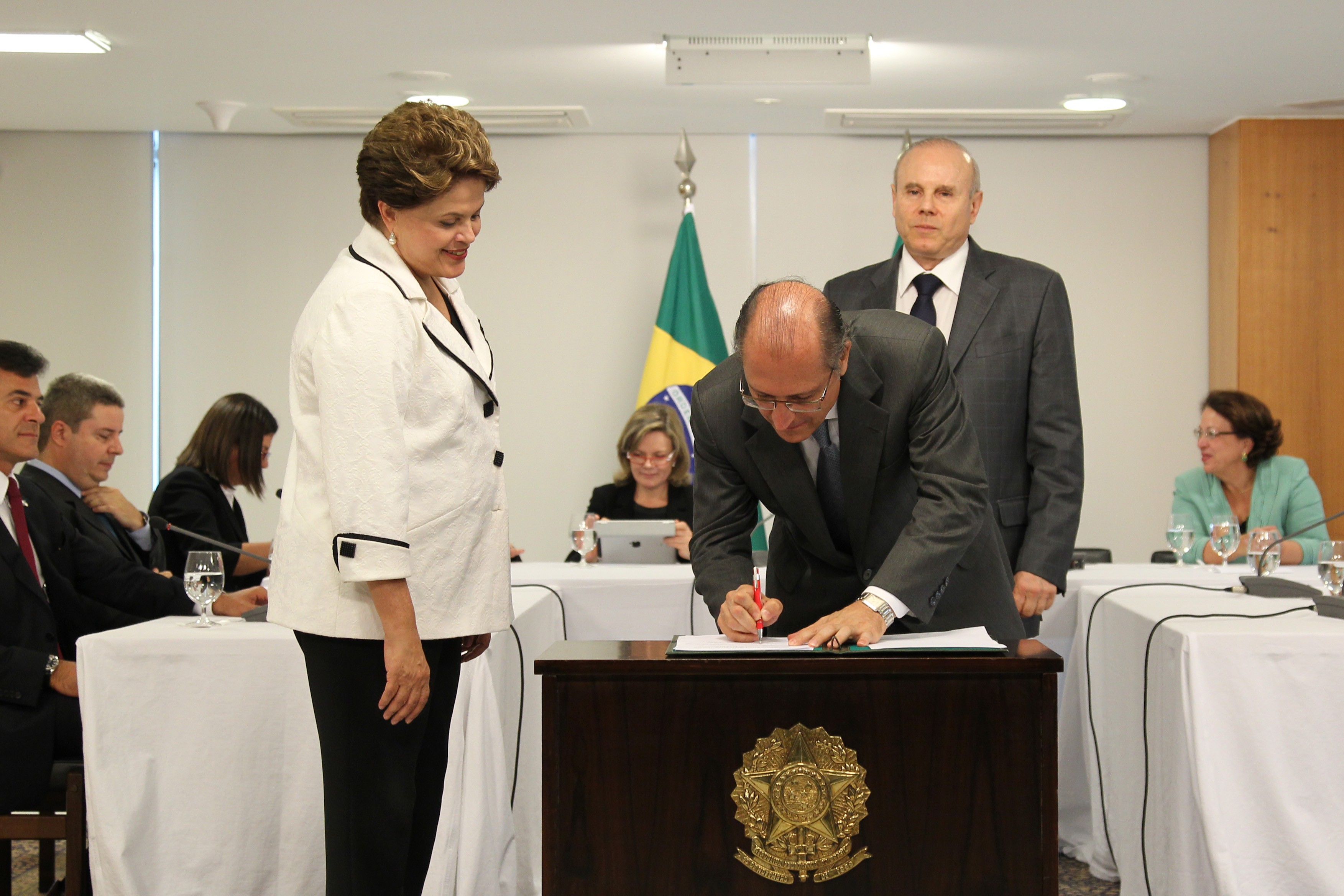 Presidenta Dilma Rousseff e o Governador de São Paulo Geraldo Alckmin durante assinatura de termo de entendimento para ampliação de crédito fiscal dos estados de AL, MA, MG, PR, RJ, RS e SP. Brasília - DF, 10/11/2011