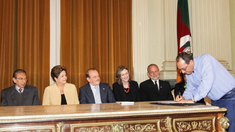 Presidenta Dilma Rousseff durante assinatura do contrato para construção da P-75 e da P-77. Porto Alegre - RS, 16/09/2013