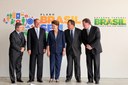 Presidenta Dilma Rousseff posa para foto com governadores da região Sudeste, na chegada à cerimônia de assinatura do termo de pactuação do Plano Brasil sem Miséria. 