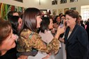 Presidenta Dilma Rousseff cumprimenta público presente à cerimônia de assinatura do termo de pactuação do Plano Brasil sem Miséria com os governadores do Sudeste. 