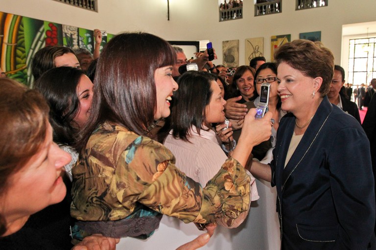 Presidenta Dilma Rousseff cumprimenta público presente à cerimônia de assinatura do termo de pactuação do Plano Brasil sem Miséria com os governadores do Sudeste. 