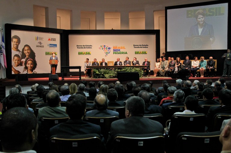 Presidenta Dilma Rousseff discursa na cerimônia de assinatura do termo de pactuação do Plano Brasil sem Miséria com os governadores do Sudeste em São Paulo- SP.